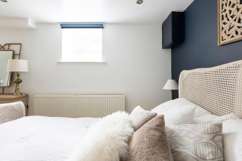 2 Double Bedroom Large Modern Self Contained Apartment Free Parking Camberley Exterior photo